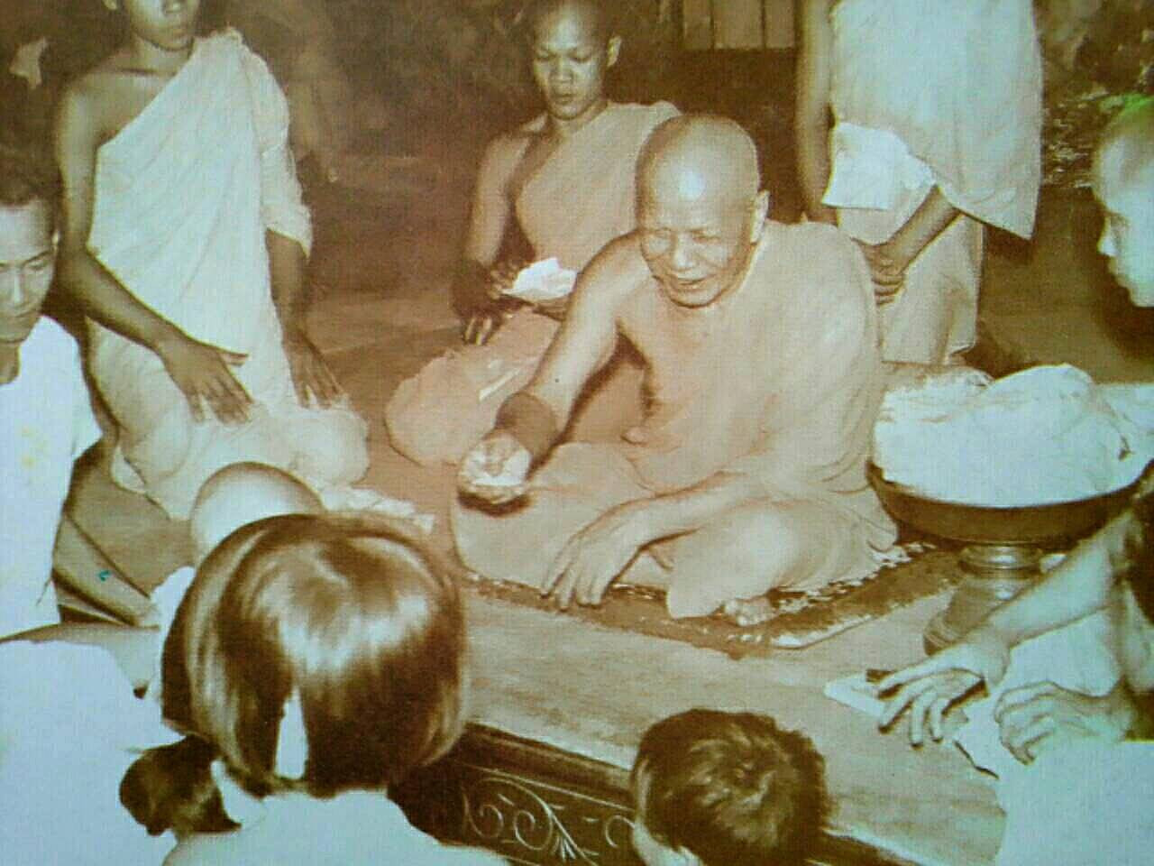 "ฝ่ายดำ - ฝ่ายขาว"